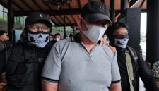 Tim Bareskrim Polri mengamankan buronan kasus narkoba Erwin Iskandar alias Koko Erwin sebelum mencoba melarikan diri ke luar negeri melalui Pelabuhan Tanjung Balai.(Foto istimewa)