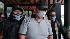 Tim Bareskrim Polri mengamankan buronan kasus narkoba Erwin Iskandar alias Koko Erwin sebelum mencoba melarikan diri ke luar negeri melalui Pelabuhan Tanjung Balai.(Foto istimewa)
