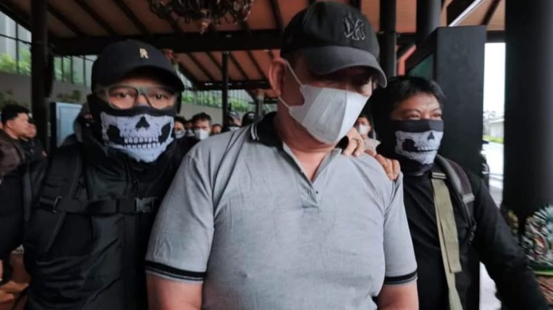 Tim Bareskrim Polri mengamankan buronan kasus narkoba Erwin Iskandar alias Koko Erwin sebelum mencoba melarikan diri ke luar negeri melalui Pelabuhan Tanjung Balai.(Foto istimewa)