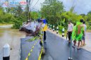 Kondisi ruas jalan penghubung Desa Tempos dan Desa Banyu Urip, Kecamatan Gerung, Lombok Barat, yang amblas akibat derasnya arus Sungai Dodokan.(Foto: Dok. Taufik Natanagara)