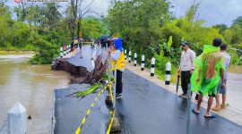 Kondisi ruas jalan penghubung Desa Tempos dan Desa Banyu Urip, Kecamatan Gerung, Lombok Barat, yang amblas akibat derasnya arus Sungai Dodokan.(Foto: Dok. Taufik Natanagara)