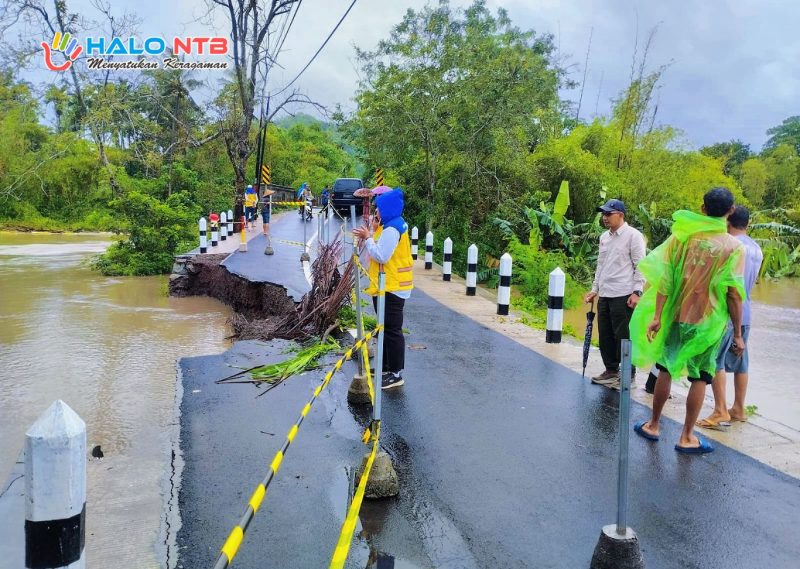 Kondisi ruas jalan penghubung Desa Tempos dan Desa Banyu Urip, Kecamatan Gerung, Lombok Barat, yang amblas akibat derasnya arus Sungai Dodokan.(Foto: Dok. Taufik Natanagara)