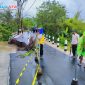 Kondisi ruas jalan penghubung Desa Tempos dan Desa Banyu Urip, Kecamatan Gerung, Lombok Barat, yang amblas akibat derasnya arus Sungai Dodokan.(Foto: Dok. Taufik Natanagara)