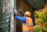 Ilustrasi petugas PLN tengah melakukan proses penambahan daya listrik di rumah pelanggan.(Dok. PLN)