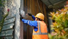 Ilustrasi petugas PLN tengah melakukan proses penambahan daya listrik di rumah pelanggan.(Dok. PLN)