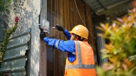 Ilustrasi petugas PLN tengah melakukan proses penambahan daya listrik di rumah pelanggan.(Dok. PLN)