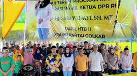 Wakil Ketua DPR RI Sari Yuliati saat menghadiri kegiatan serah terima program pembangunan irigasi aspirasi di Desa Tempos, Lombok Barat, bersama masyarakat dan kelompok tani setempat.(Foto istimewa)