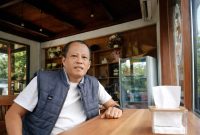 Direktur Eksekutif Solidarity Center, Benny Tanaya, menegaskan publik menunggu ketegasan Kejari KSB dalam menetapkan tersangka kasus combine Pokir DPRD. (Foto istimewa)