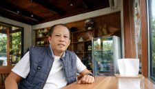 Direktur Eksekutif Solidarity Center, Benny Tanaya, menegaskan publik menunggu ketegasan Kejari KSB dalam menetapkan tersangka kasus combine Pokir DPRD. (Foto istimewa)