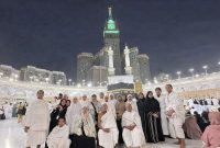 Di balik senyum jamaah di tanah suci, tersimpan kisah pahit: ditinggalkan tanpa kepastian, bertahan hidup hingga biaya pulang ditanggung sendiri. (Foto istimewa)