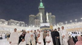Di balik senyum jamaah di tanah suci, tersimpan kisah pahit: ditinggalkan tanpa kepastian, bertahan hidup hingga biaya pulang ditanggung sendiri. (Foto istimewa)