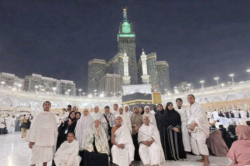 Di balik senyum jamaah di tanah suci, tersimpan kisah pahit: ditinggalkan tanpa kepastian, bertahan hidup hingga biaya pulang ditanggung sendiri. (Foto istimewa)