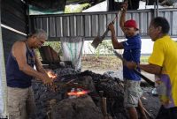 Sejumlah pengrajin pande besi di Talwa masih mempertahankan cara tradisional dalam menempa besi. Warisan ratusan tahun ini kini menghadapi tekanan produk murah dari luar daerah. (Foto istimewa)