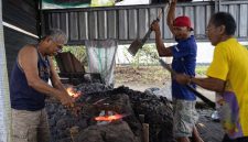 Sejumlah pengrajin pande besi di Talwa masih mempertahankan cara tradisional dalam menempa besi. Warisan ratusan tahun ini kini menghadapi tekanan produk murah dari luar daerah. (Foto istimewa)