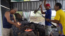 Sejumlah pengrajin pande besi di Talwa masih mempertahankan cara tradisional dalam menempa besi. Warisan ratusan tahun ini kini menghadapi tekanan produk murah dari luar daerah. (Foto istimewa)