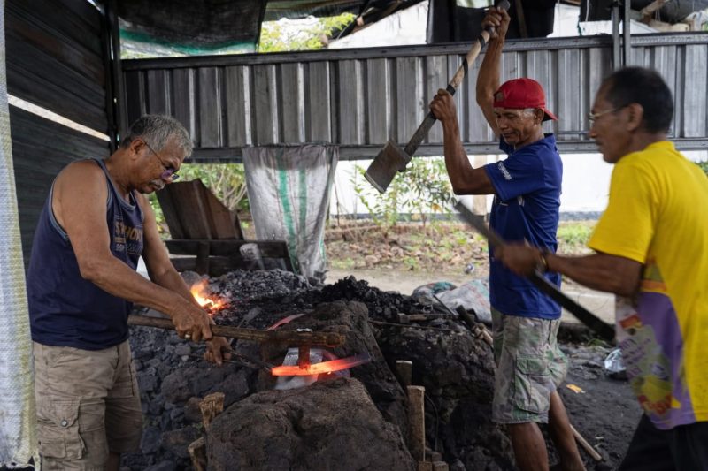 Sejumlah pengrajin pande besi di Talwa masih mempertahankan cara tradisional dalam menempa besi. Warisan ratusan tahun ini kini menghadapi tekanan produk murah dari luar daerah. (Foto istimewa)
