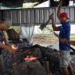 Sejumlah pengrajin pande besi di Talwa masih mempertahankan cara tradisional dalam menempa besi. Warisan ratusan tahun ini kini menghadapi tekanan produk murah dari luar daerah. (Foto istimewa)
