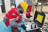 Petugas PLN UIW NTB melakukan pengujian peralatan kubikel Penyulang Sekotong di GI Jeranjang, Lombok Barat, sebagai bagian dari pemeliharaan preventif jelang Ramadan 1447 H. (Dok. PLN)