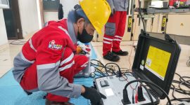 Petugas PLN UIW NTB melakukan pengujian peralatan kubikel Penyulang Sekotong di GI Jeranjang, Lombok Barat, sebagai bagian dari pemeliharaan preventif jelang Ramadan 1447 H. (Dok. PLN)