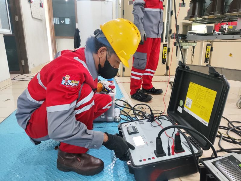 Petugas PLN UIW NTB melakukan pengujian peralatan kubikel Penyulang Sekotong di GI Jeranjang, Lombok Barat, sebagai bagian dari pemeliharaan preventif jelang Ramadan 1447 H. (Dok. PLN)