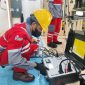 Petugas PLN UIW NTB melakukan pengujian peralatan kubikel Penyulang Sekotong di GI Jeranjang, Lombok Barat, sebagai bagian dari pemeliharaan preventif jelang Ramadan 1447 H. (Dok. PLN)
