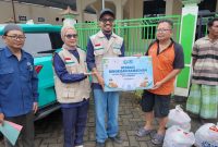 Tak hanya menjaga listrik tetap andal, PLN UIW NTB melalui YBM hadir berbagi keberkahan Ramadan dengan masyarakat yang membutuhkan.(Dok. PLN)