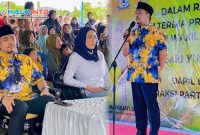 Ketua DPRD Lombok Barat Lalu Ivan Indaryadi menyampaikan sambutan saat kunjungan Wakil Ketua DPR RI Sari Yuliati dalam kegiatan penyerahan program aspirasi pembangunan irigasi bagi masyarakat Desa Tempos, Kecamatan Gerung.(Foto istimewa)