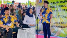 Ketua DPRD Lombok Barat Lalu Ivan Indaryadi menyampaikan sambutan saat kunjungan Wakil Ketua DPR RI Sari Yuliati dalam kegiatan penyerahan program aspirasi pembangunan irigasi bagi masyarakat Desa Tempos, Kecamatan Gerung.(Foto istimewa)