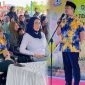 Ketua DPRD Lombok Barat Lalu Ivan Indaryadi menyampaikan sambutan saat kunjungan Wakil Ketua DPR RI Sari Yuliati dalam kegiatan penyerahan program aspirasi pembangunan irigasi bagi masyarakat Desa Tempos, Kecamatan Gerung.(Foto istimewa)