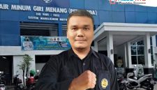 Ketua DPD KASTA NTB Lombok Barat, Tontowi Jauhari, berpose di depan kantor PT Air Minum Giri Menang (AMGM) usai menyampaikan desakan audit independen terkait pinjaman Rp118,8 miliar.(Foto istimewa)