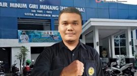 Ketua DPD KASTA NTB Lombok Barat, Tontowi Jauhari, berpose di depan kantor PT Air Minum Giri Menang (AMGM) usai menyampaikan desakan audit independen terkait pinjaman Rp118,8 miliar.(Foto istimewa)