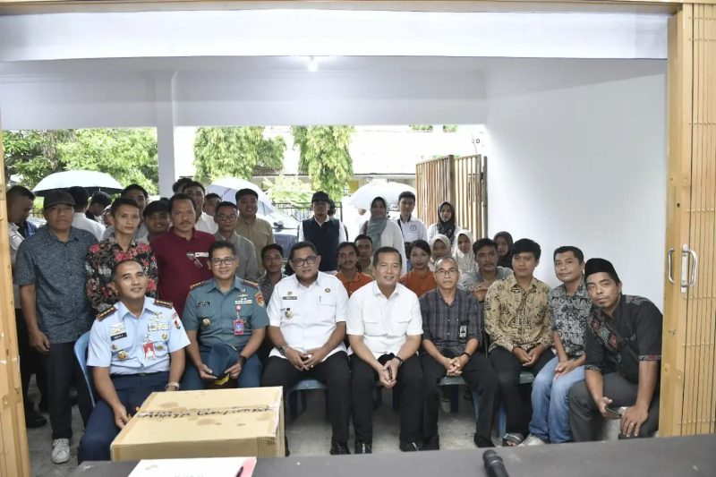 Suasana penyerahan bantuan Bank NTB Syariah kepada KDMP Percontohan di Lombok Utara yang disambut antusias oleh pengurus dan masyarakat setempat.(Dok. Bank NTB Syariah)