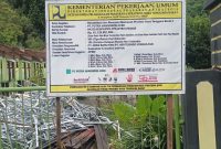 Proses pembongkaran bangunan lama di MIN 1 Sumbawa Barat dalam program rehabilitasi dan renovasi madrasah yang didanai Kementerian PUPR.(Foto istimewa)