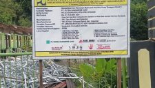 Proses pembongkaran bangunan lama di MIN 1 Sumbawa Barat dalam program rehabilitasi dan renovasi madrasah yang didanai Kementerian PUPR.(Foto istimewa)