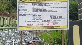 Proses pembongkaran bangunan lama di MIN 1 Sumbawa Barat dalam program rehabilitasi dan renovasi madrasah yang didanai Kementerian PUPR.(Foto istimewa)