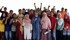 Wakil Bupati Sumbawa Barat Hj. Hanipah, S.Pt., M.M.Inov berfoto bersama para petugas kebersihan usai menyerahkan bantuan sembako dalam rangka kegiatan Safari Ramadan 1447 H di Central HWM Center, Sabtu (7/3/2026).(Foto istimewa)