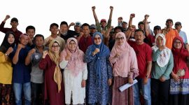 Wakil Bupati Sumbawa Barat Hj. Hanipah, S.Pt., M.M.Inov berfoto bersama para petugas kebersihan usai menyerahkan bantuan sembako dalam rangka kegiatan Safari Ramadan 1447 H di Central HWM Center, Sabtu (7/3/2026).(Foto istimewa)