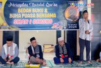 Kepala SMAN 1 Gerung M. Ridwan Helmy saat menyampaikan sambutan dalam kegiatan peringatan Nuzulul Qur’an 1447 H yang dirangkai dengan bedah buku dan buka puasa bersama di lingkungan sekolah.(Foto istimewa)