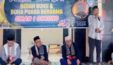 Kepala SMAN 1 Gerung M. Ridwan Helmy saat menyampaikan sambutan dalam kegiatan peringatan Nuzulul Qur’an 1447 H yang dirangkai dengan bedah buku dan buka puasa bersama di lingkungan sekolah.(Foto istimewa)