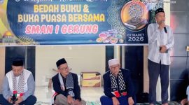 Kepala SMAN 1 Gerung M. Ridwan Helmy saat menyampaikan sambutan dalam kegiatan peringatan Nuzulul Qur’an 1447 H yang dirangkai dengan bedah buku dan buka puasa bersama di lingkungan sekolah.(Foto istimewa)