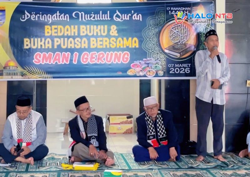 Kepala SMAN 1 Gerung M. Ridwan Helmy saat menyampaikan sambutan dalam kegiatan peringatan Nuzulul Qur’an 1447 H yang dirangkai dengan bedah buku dan buka puasa bersama di lingkungan sekolah.(Foto istimewa)