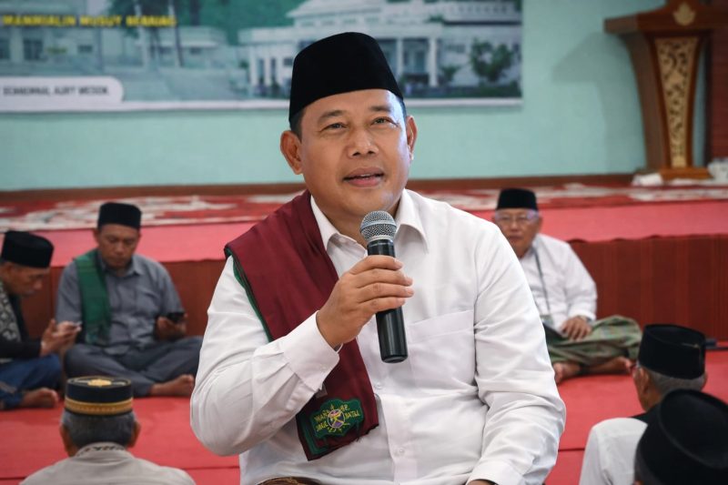 Ketua PCNU Sumbawa Barat, H.W. Musyafirin, memberikan sambutan dalam kegiatan Safari Ramadhan yang dirangkaikan dengan Istighosah dan penguatan tradisi Lailatul Ijtima.(Foto istimewa)