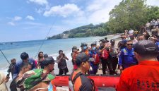 Personel Ditpolairud Polda NTB bersama tim SAR mengevakuasi jasad pria tanpa identitas yang ditemukan mengapung di perairan Senggigi, Lombok Barat, Minggu (8/3/2026).(Dok.Humas Polda NTB)