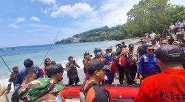 Personel Ditpolairud Polda NTB bersama tim SAR mengevakuasi jasad pria tanpa identitas yang ditemukan mengapung di perairan Senggigi, Lombok Barat, Minggu (8/3/2026).(Dok.Humas Polda NTB)