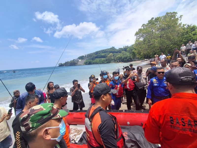 Personel Ditpolairud Polda NTB bersama tim SAR mengevakuasi jasad pria tanpa identitas yang ditemukan mengapung di perairan Senggigi, Lombok Barat, Minggu (8/3/2026).(Dok.Humas Polda NTB)