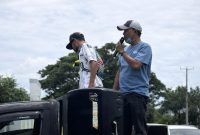 Orator Aliansi Justice Save KSB menyampaikan tuntutan di mobil komando saat aksi di depan Kejaksaan Negeri Sumbawa Barat terkait kasus dugaan korupsi combine harvester dana pokir DPRD KSB.(Foto istimewa)