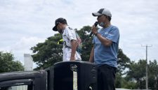 Orator Aliansi Justice Save KSB menyampaikan tuntutan di mobil komando saat aksi di depan Kejaksaan Negeri Sumbawa Barat terkait kasus dugaan korupsi combine harvester dana pokir DPRD KSB.(Foto istimewa)
