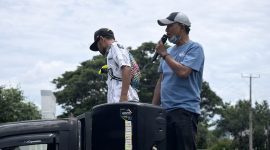 Orator Aliansi Justice Save KSB menyampaikan tuntutan di mobil komando saat aksi di depan Kejaksaan Negeri Sumbawa Barat terkait kasus dugaan korupsi combine harvester dana pokir DPRD KSB.(Foto istimewa)