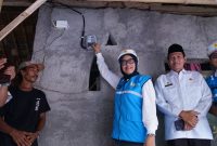 General Manager PLN UIW NTB Sri Heny Purwanti didampingi Wakil Bupati Lombok Tengah menyalakan meter listrik rumah warga pada program Light Up The Dream.(Dok. PLN)