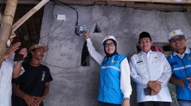 General Manager PLN UIW NTB Sri Heny Purwanti didampingi Wakil Bupati Lombok Tengah menyalakan meter listrik rumah warga pada program Light Up The Dream.(Dok. PLN)